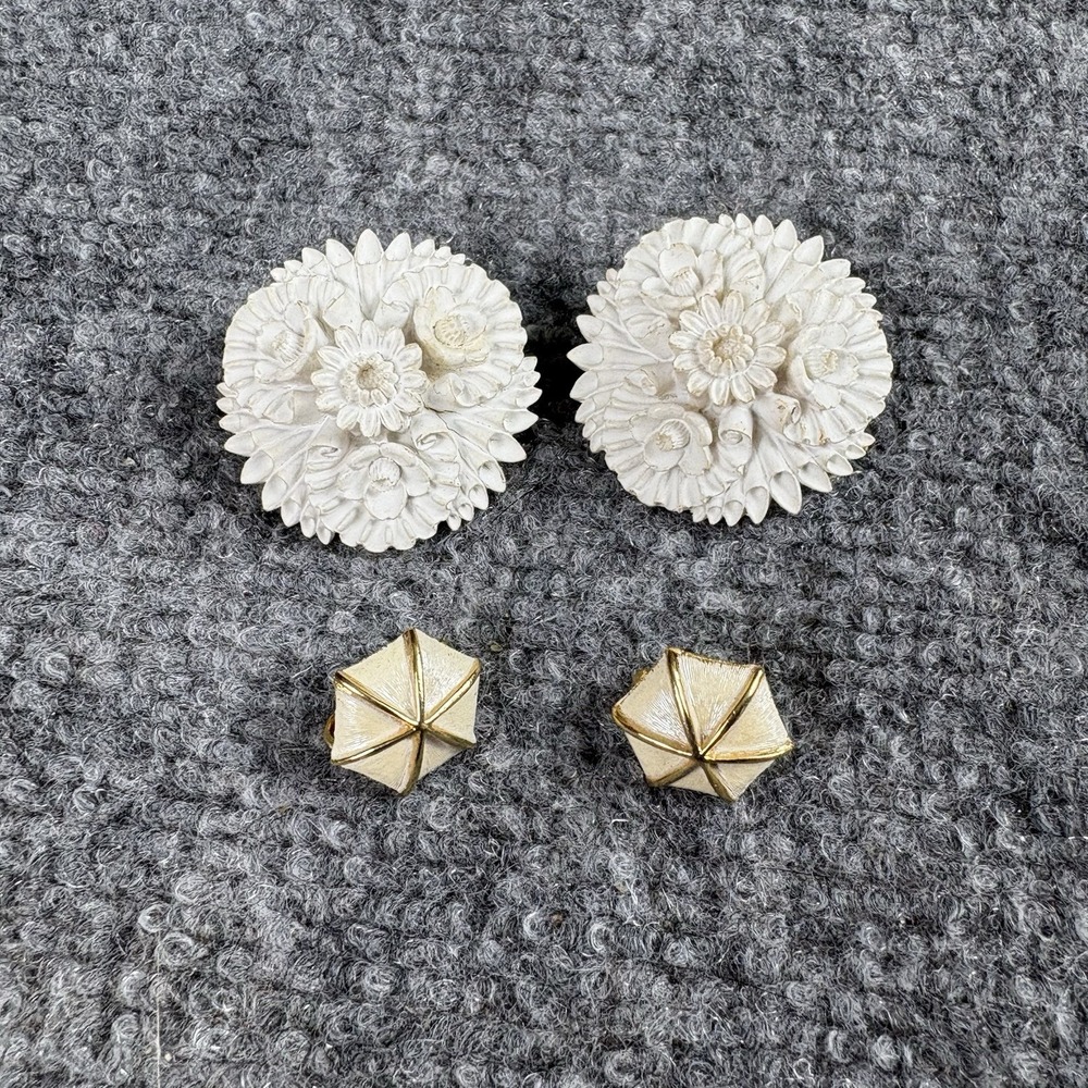 Vintage 60s Clip On Earrings Lot of 2 Ivory Floral Resin Gold Geometric Retro‎